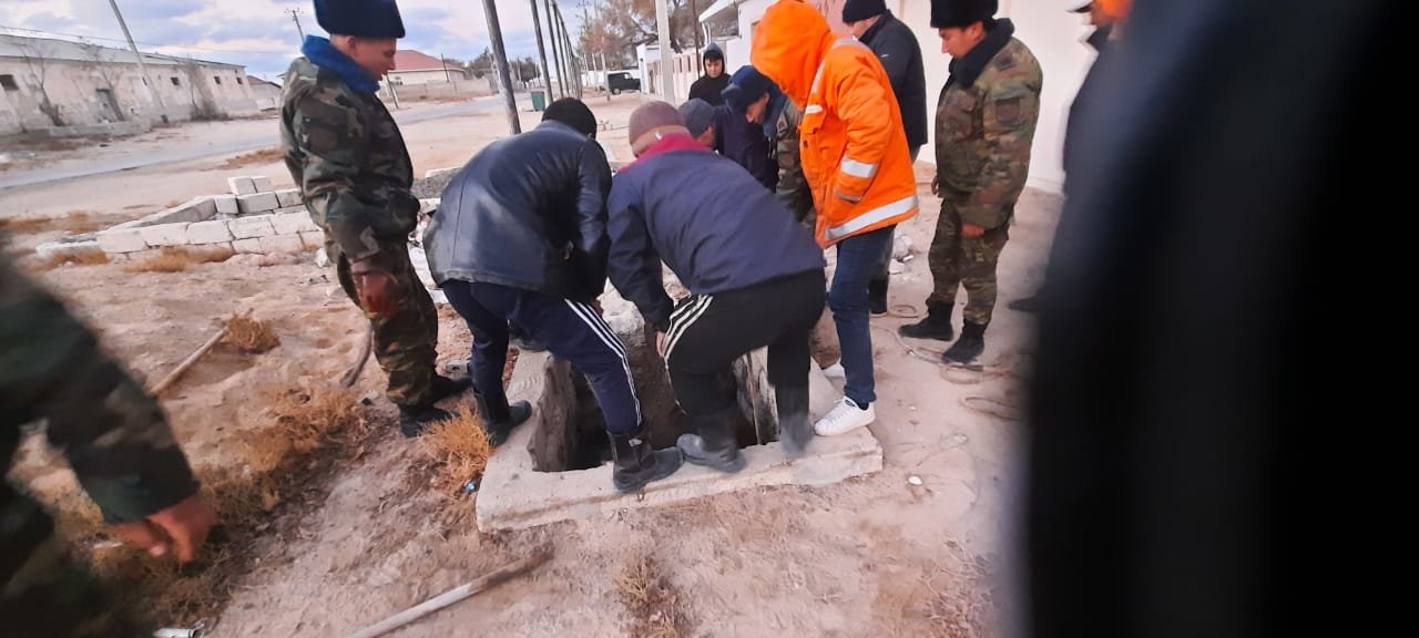 Спасение провалившегося в септик верблюда. Форт-Шевченко Спасение провалившегося в септик верблюда. Форт-Шевченко