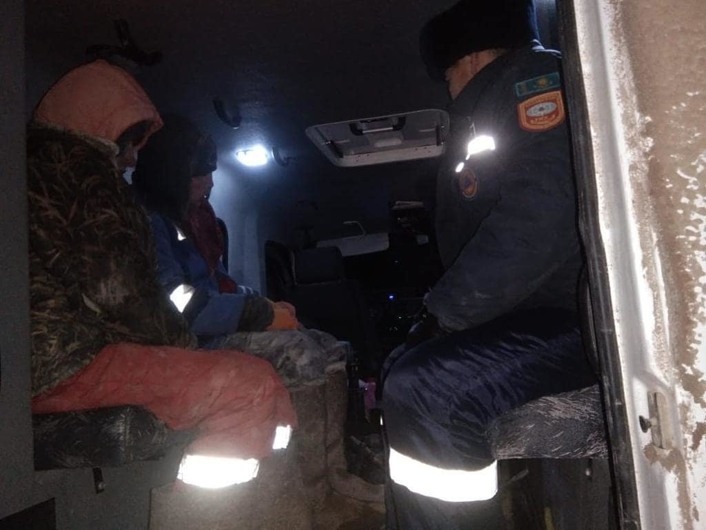 Два пастуха из-за непогоды потеряли весь скот Два пастуха из-за непогоды потеряли весь скот, фото пресс-службы ДЧС Атырауской области